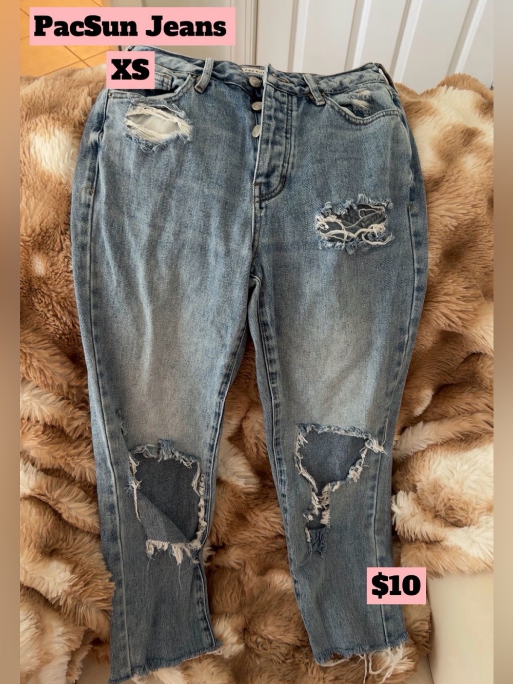 PacSun Boyfriend Jeans in Faded Blue with Distressed Detail